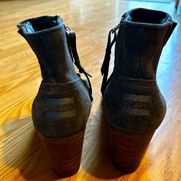 Cute Toms heeled boots dark gray with flower print on them sz W 9 - Picture 4 of 6